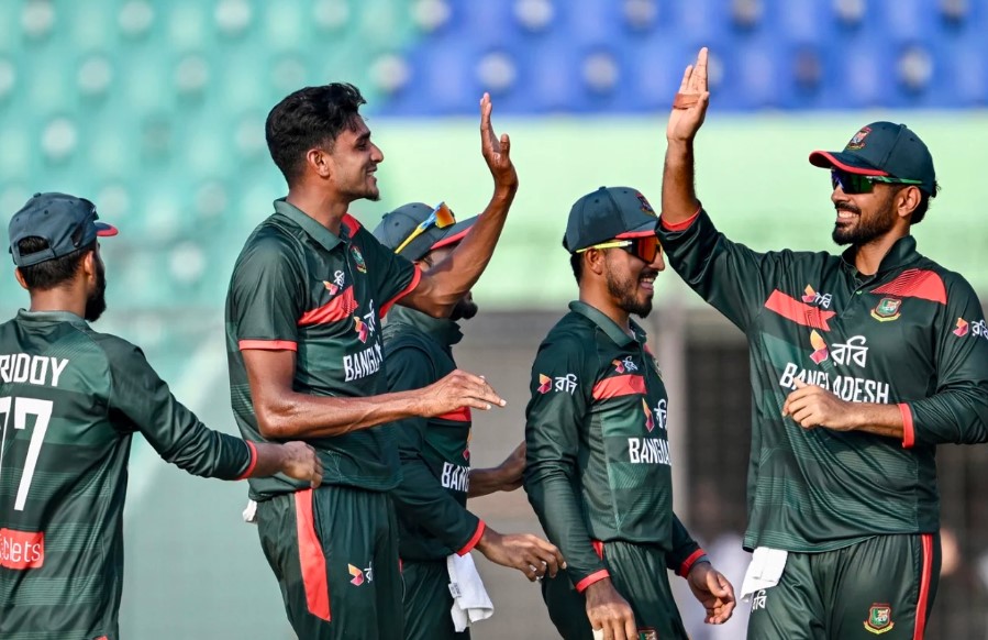 nahid rana celebrating wicket with teammates 26 04 2026