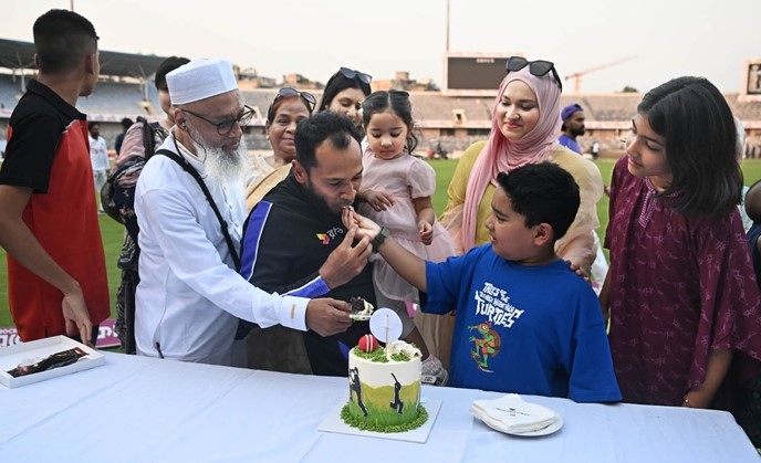 mushfiqur celebrating birthday at field 09 05 2026